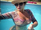 Geisy Arruda curte domingão na piscina e faz foto com pau de selfie