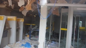 Bandidos explodiram caixas eletrônicos em agência bancária e tomaram reféns (Foto: Eliane Corrêa/Tv Liberal/G1)