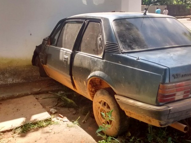 Carro invade quartel da PM em Bambuí (Foto: Bruno Henrique dos Reis Santos/Divulgação)