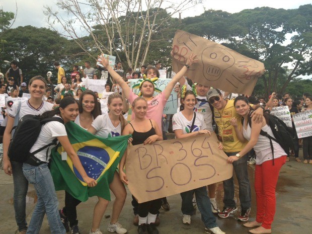 Estudantes participam de protesto (Foto: Eliete Marques/G1)