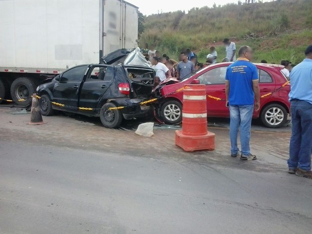Colisão entre carro e caminhão deixa professora morta na BR-101 em Xexéu (Foto: Divulgação/Polícia Militar)