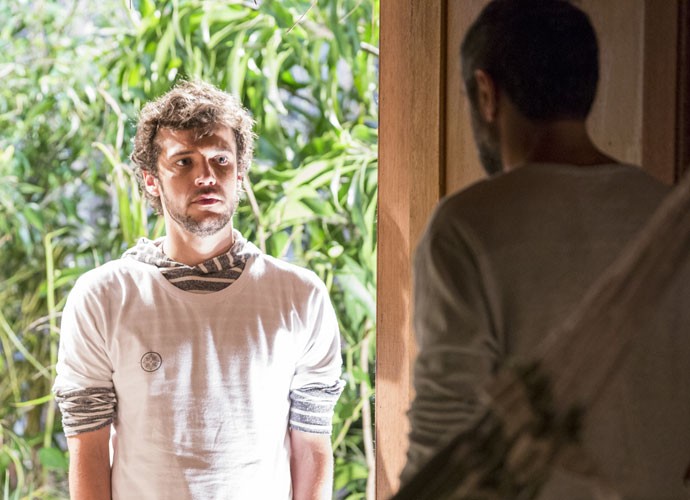 Pedro surpreende Miguel (Foto: Ellen Soares/Gshow)