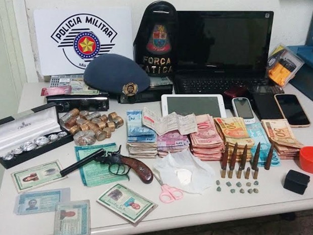 G1 Jovem é preso drogas arma munições e R 7 126 na Vila Líder