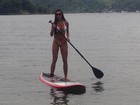 De biquíni, Kelly Baron, da 'Casa de Vidro', pratica stand up paddle