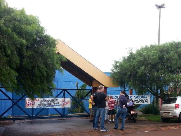 Servidores do Cense 2 de Cascavel, no oeste do Paraná, estão paralisados desde o início da manhã desta quarta-feira (11) (Foto: Sindsec / Divulgação)