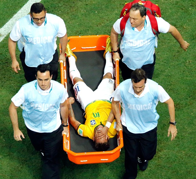 Neymar machucado jogo Brasil x Colômbia (Foto: AP)