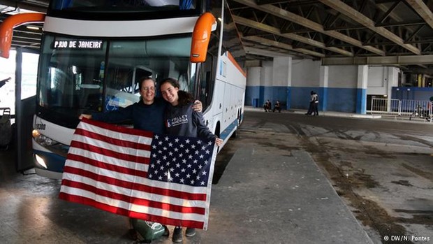 Americanas Thaís e Nathália descobriram o conforto dos ônibus de viagem (Foto: N.Pontes/DW)