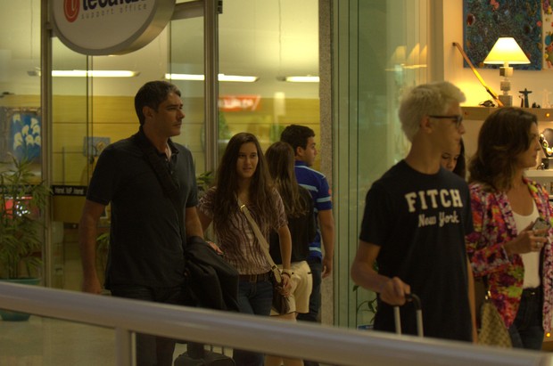 William Bonner e Fátima Bernardes com os filhos em aeroporto do Rio (Foto: Willian Oda / Foto Rio News)
