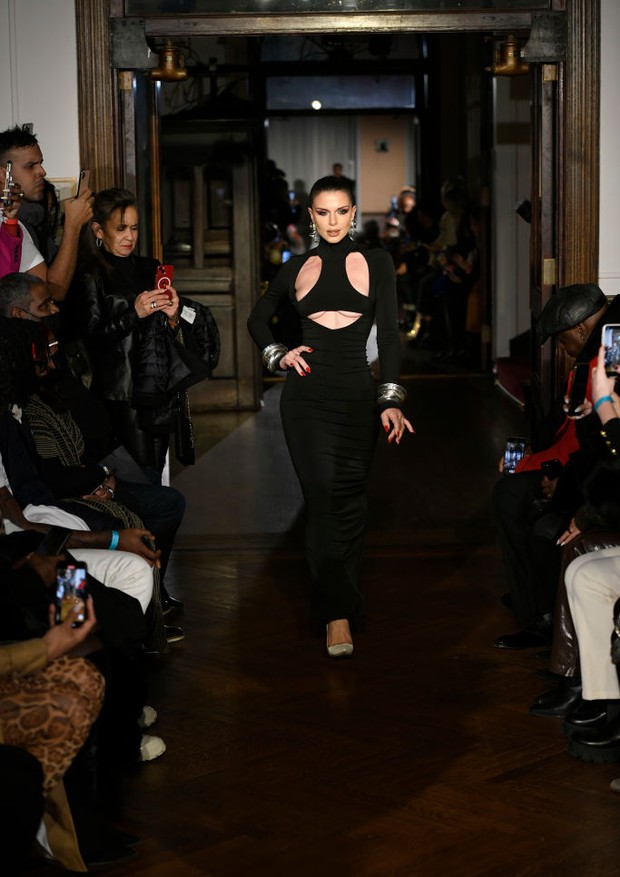 NEW YORK, NEW YORK - FEBRUARY 14: Julia Fox walks the runway during LaQuan Smith - February 2022 New York Fashion Week at 60 Pine Street on February 14, 2022 in New York City. (Photo by Fernanda Calfat/Getty Images) (Foto: Getty Images)