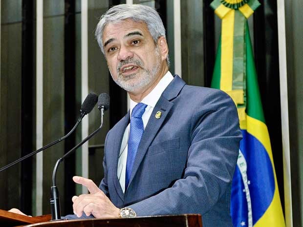 Senador Humberto Costa (PT-PT) discursa na tribuna do  Senado (Foto: Waldemir Barreto / Agência Senado)