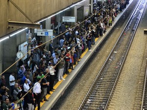 Movimento de passageiros na Estação Barra Funda do metrô, na zona oeste de São Paulo, nesta segunda-feira (05). Uma falha operacional na Linha 3- Vermelha prejudicava a circulação de três linhas por volta das 12h. Segundo a companhia, um problema ocorrido (Foto: Cris Faga/Fox Press Photo/Estadão Conteúdo)