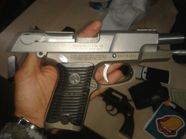 Arma de uso restrito das Forças Armadas foi apreendida com os suspeitos (Foto: Divulgação/PM)
