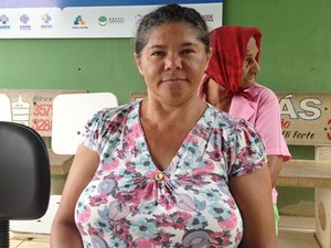 Ana Silva, 48, diz que precisou percorrer tr&ecirc;s unidades para tratar dengue, em Goiânia (Foto: Fernanda Borges/G1)