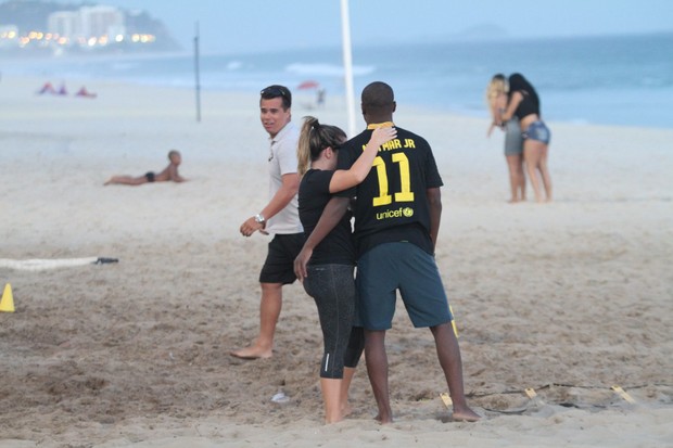 Thiaguinho e Fernanda Souza se exercitam na praia (Foto: Dilson Silva / Agnews)