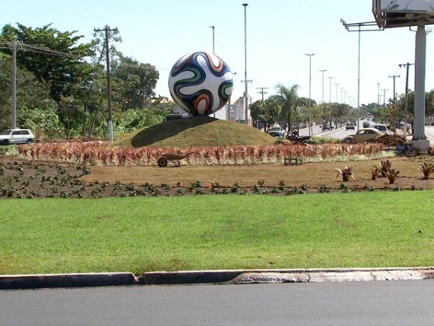 Brazuca de cerca de 2 metros foi colocada numa das entradas de Cuiabá (Foto: Reprodução/TVCA)