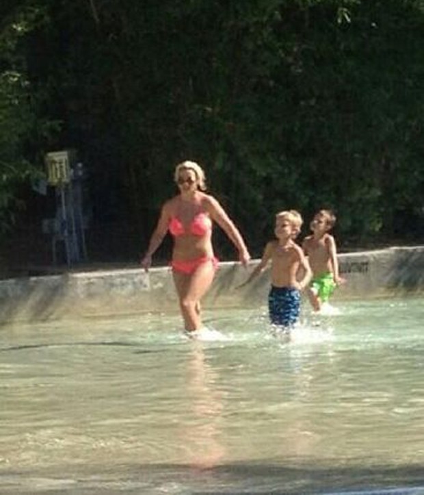 Britney na piscina com Jayden e Sean (Foto: Twitter / Reprodução)