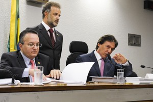 Senador Pedro Taques, relator do processo na CCJ, à esquerda; e o senador Eunício de Oliveira, presidente da CCJ (Foto: Marcos Oliveira /Agência Senado)