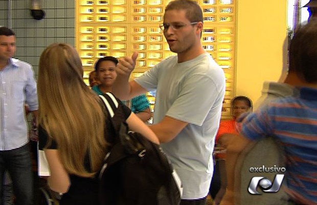Cantor sertanejo Pedro Leonardo chega ao CRER para fazer tratamento, em Goiânia (Foto: Reprodução/TV Anhanguera)