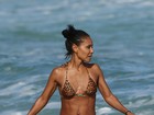 Jada Pinkett, mulher de Will Smith, exibe boa forma em dia de praia