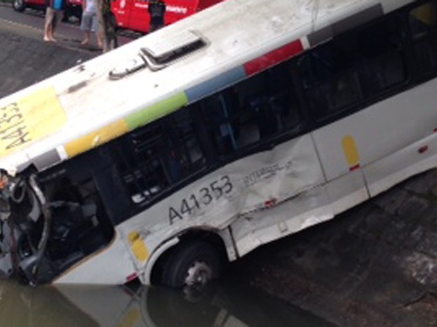 Dois ônibus bateram na Rua Visconde de Albuquerque, na altura da Rua Rainha Guilhermina, no Leblon, na manhã deste sábado (15). (Foto: Manuela Mattos/ TV Globo)