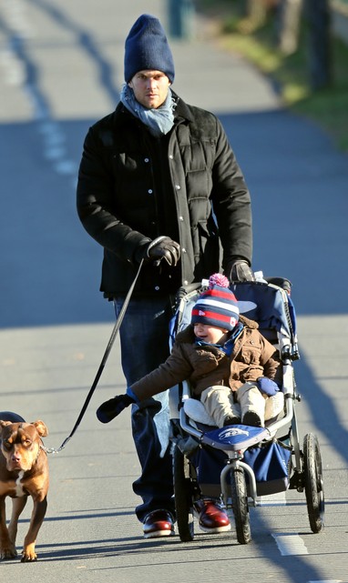 Tom BRady passeia com o filho e o cachorro em Boston (Foto: Grosby Group)