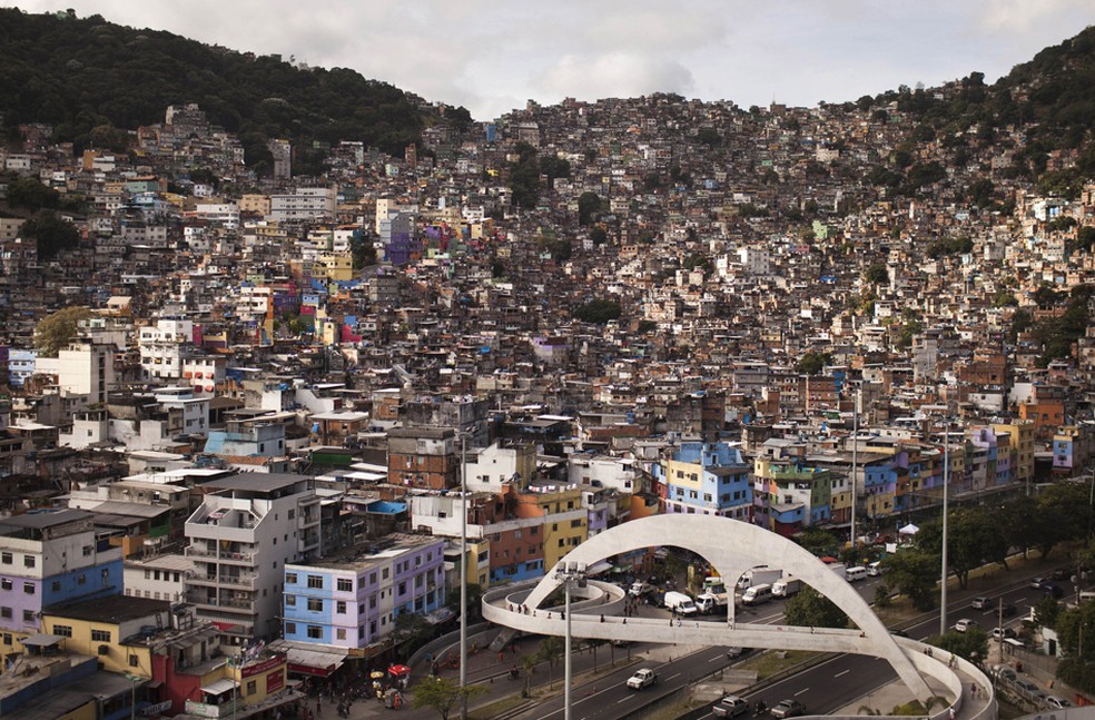 Favela da Rocinha, no Rio de Janeiro: aglomerações intradomiciliares têm relação com aumento de risco de tuberculose, segundo estudo (Foto: Felipe Dana/AP)