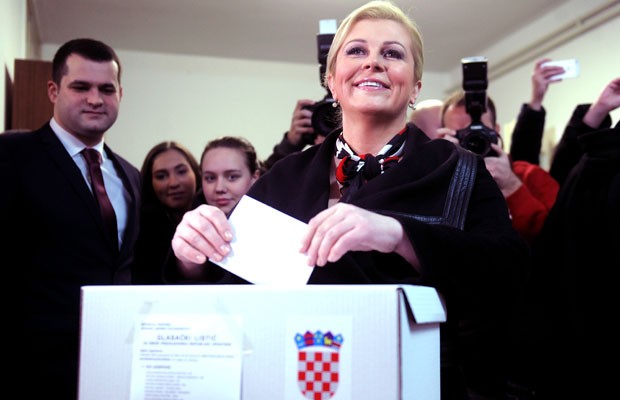 Candidata à presidência da Croácia, Kolinda Grabar-Kitarovic, vota no segundo das eleições, em 2015. (Foto: France Presse)
