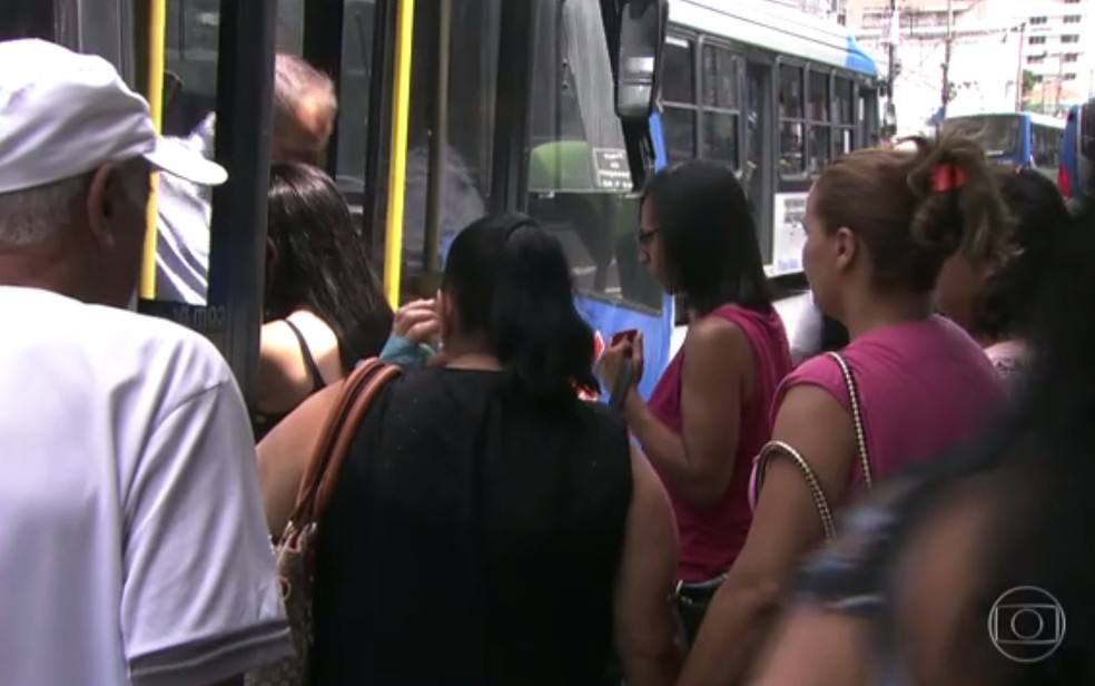 Passageiros do transporte público criticam o aumento do valor da integração e do bilhete único mensal em São Paulo, após o congelamento da tarifa básica, informou o Bom Dia São Paulo desta terça-feira (3) (Foto: Reprodução/TV Globo)