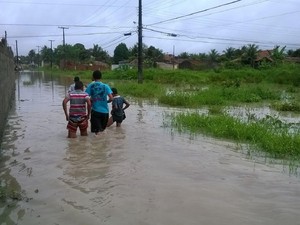 Moradores do município de Rio Largo se arriscam em alagamento provocado pela chuva (Foto: Hannah Copertino/TV Gazeta)