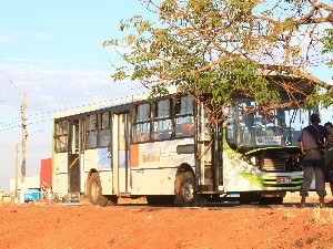 Jovem andou a 100km/h em rodovia após roubar ônibus (Foto: Sebastião Nogueira/Jornal O Popular)