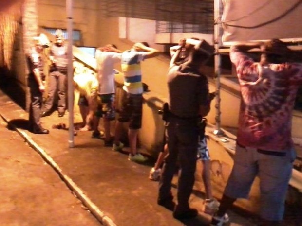 Policiais revistam pessoas durante operação em Rio Preto  (Foto: Divulgação/Polícia Militar)