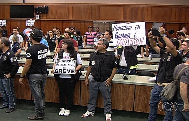 Policiais civis prometem permanecer na Assembleia Legislativa (Foto: Reprodução/TV Anhanguera)