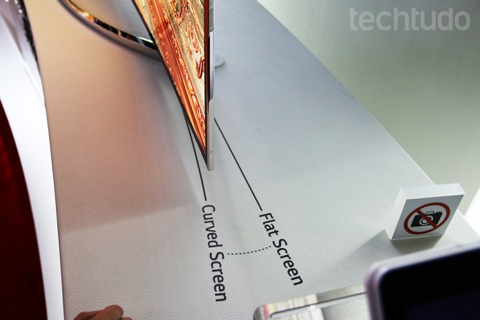 LG mostra modelo de TV com 77 polegadas, OLED e tela curva na CES 2014 (Foto: Fabrício Vitorino/TechTudo) LG mostra modelo de TV com 77 polegadas, OLED e tela curva na CES 2014 (Foto: Fabrício Vitorino/TechTudo)
