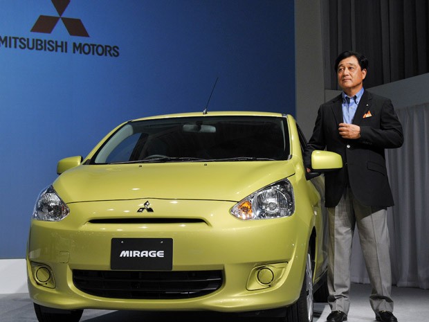 Presidente da Mitsubishi Motors, Osamu Masuko, apresentou o Mirage no Japão (Foto: YOSHIKAZU TSUNO / AFP)
