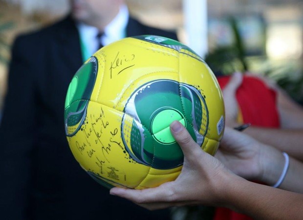 A bola autografada pelos jogadores espanhois (Foto: Ag News)