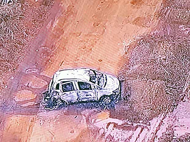 Carro das vtimas foi encontrado carbonizado na DF-180 (Foto: TV Globo/Reproduo)