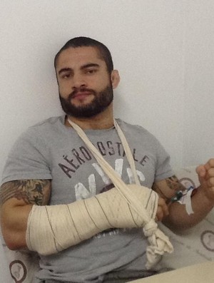 Wilians Santos com a mão quebrada após luta no HCC 13 (Foto: Divulgação/Arquivo Pessoal)