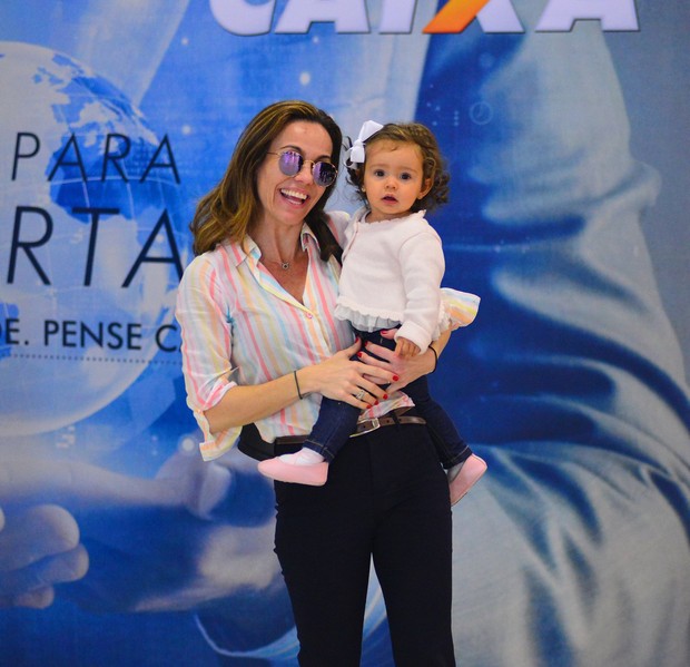 Flávia Monteiro e a filha Sophia  (Foto: William Oda/AgNews)