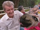 ONG leva cães para visitar idosos e anima casa de repouso em Araraquara