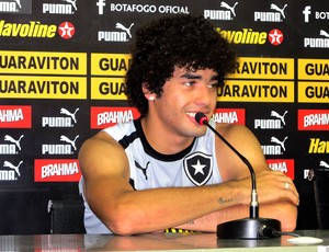Bruno Mendes na coletiva do Botafogo (Foto: Raphael Marinho / Globoesporte.com)