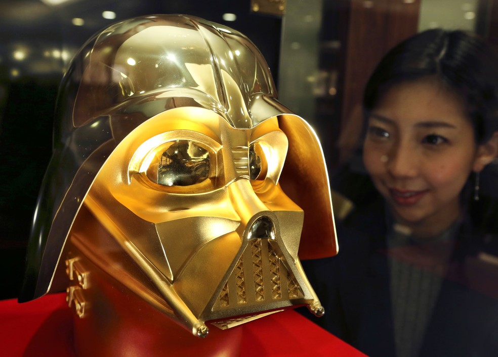 Joalheria de Tóquio lança máscara milionária de Darth Vader feita de ouro (Foto: Koji Sasahara/AP)