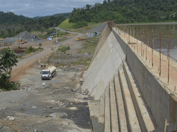 Barragem principal de contenção da hidrelétrica de Santo Antonio  (Foto: John Pacheco/G1)