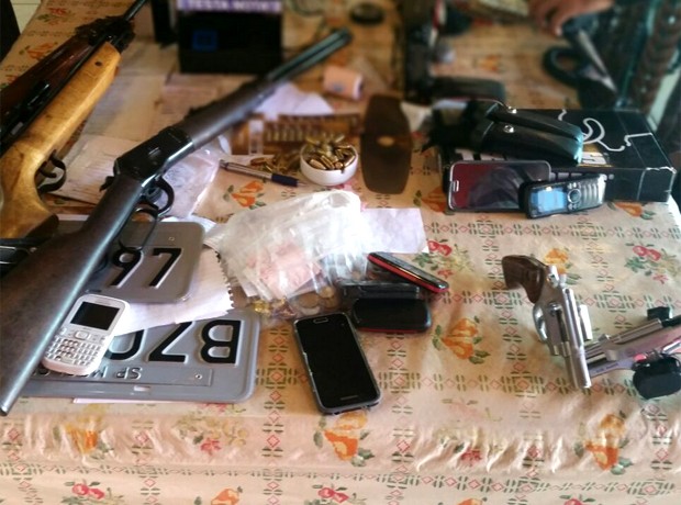 Armas, rádios e outros objetos estavam no local onde acontecia o jogo do bicho em Mogi Guaçu (Foto: André Natale / EPTV)