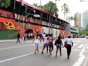 Preparativos para o carnaval da Bahia em 2014 no Circuito Dodô (Barra/Ondina); oficialmente o carnaval de Salvador começou na quarta-feira (26), mas é nesta quinta-feira (27) que o prefeito ACM Neto entrega as chaves da cidade ao Rei Momo (Foto: Francisco Cepeda/AgNews)