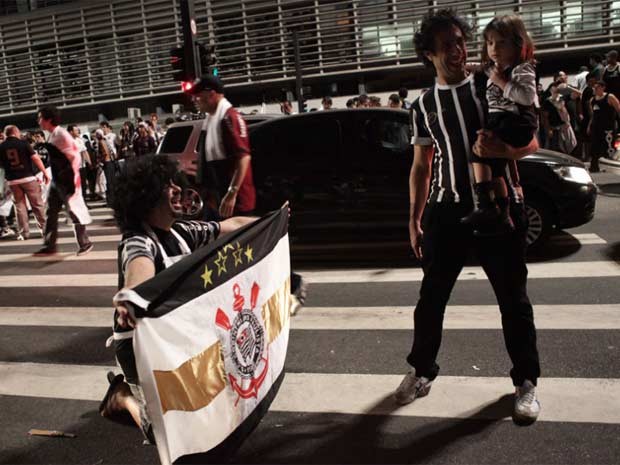 Torcedores interditaram faixas da Avenida Paulista (Foto: Caio Kenji/G1)