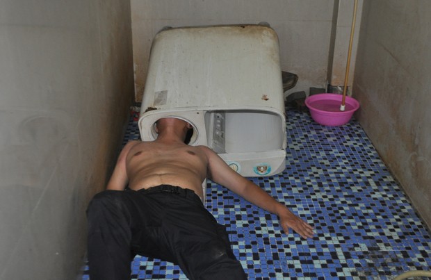 Chinês precisou ser resgatado após entalar a cabeça em máquina de lavar roupa (Foto: Reuters)