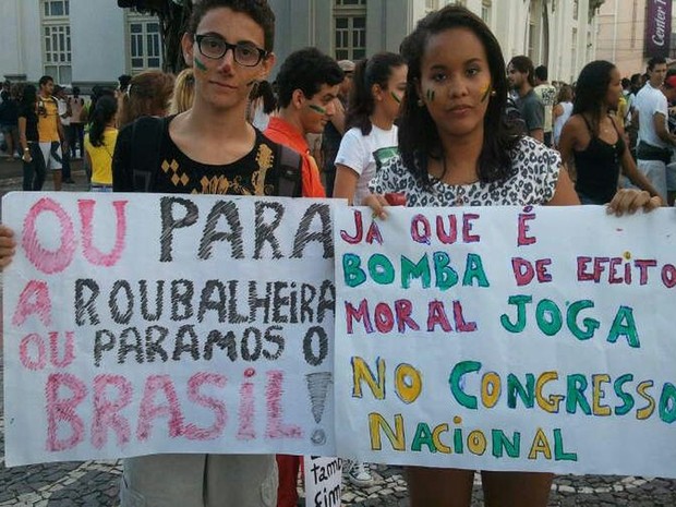 Estudantes apresentam cartazes com palavras de ordem (Foto: Flávio Antunes/G1 )