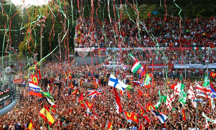 Felipe Massa é celebrado por torcedores da Ferrari no pódio do GP da Itália (Foto: Getty Images)