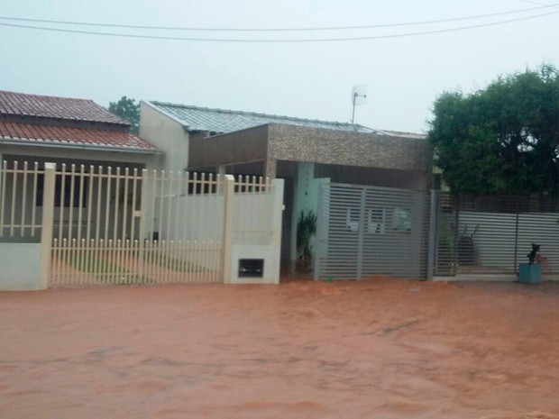 Chuva alagou ruas e inundou casas em Luís Eduardo Magalhães (Foto: Edivaldo Braga/Blog Braga)