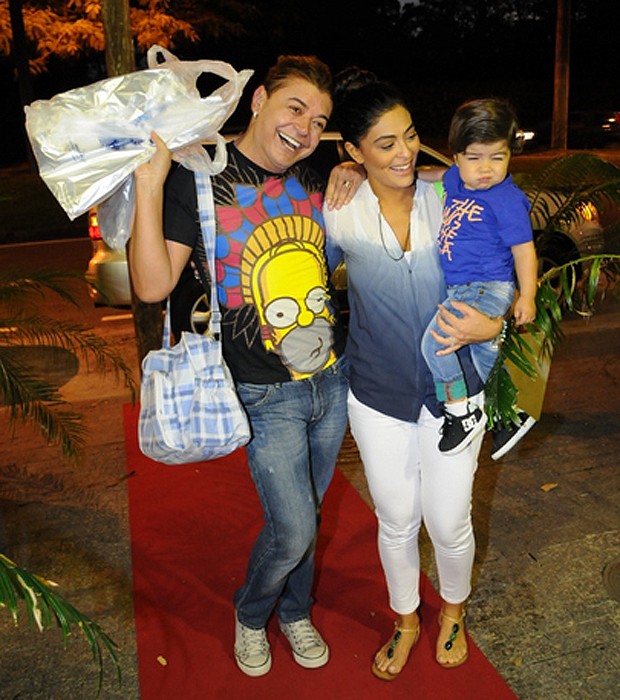 Juliana Paes com o filho, Pedro, e David Brazil (Foto: Marcelo Fernandes/Revista QUEM)